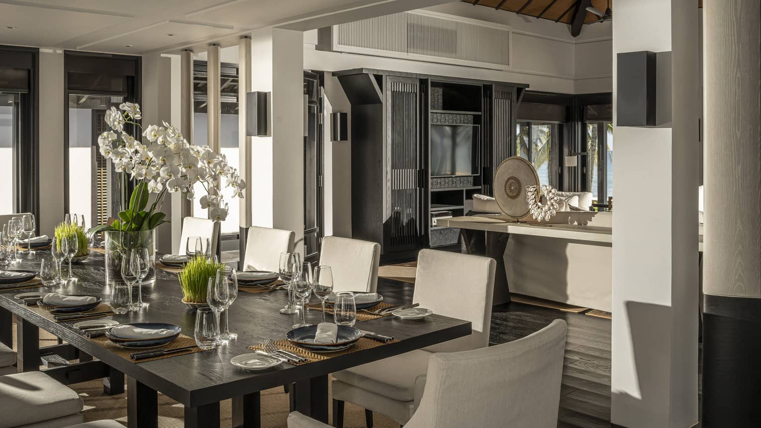 5 Bedroom Beachfront Pool Villa dining area