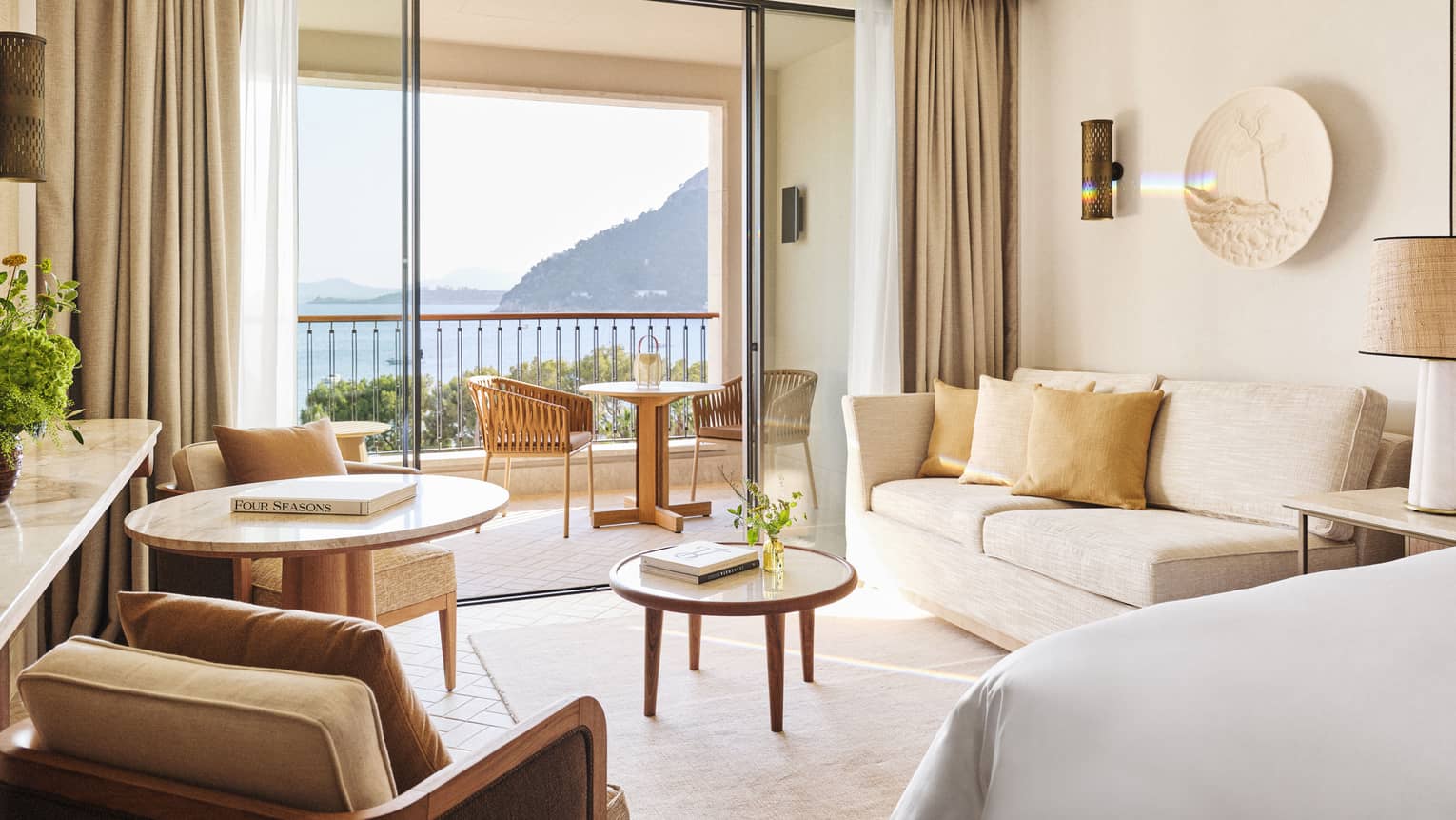 Sea-view room with sitting area and balcony at Four Seasons Resort Mallorca