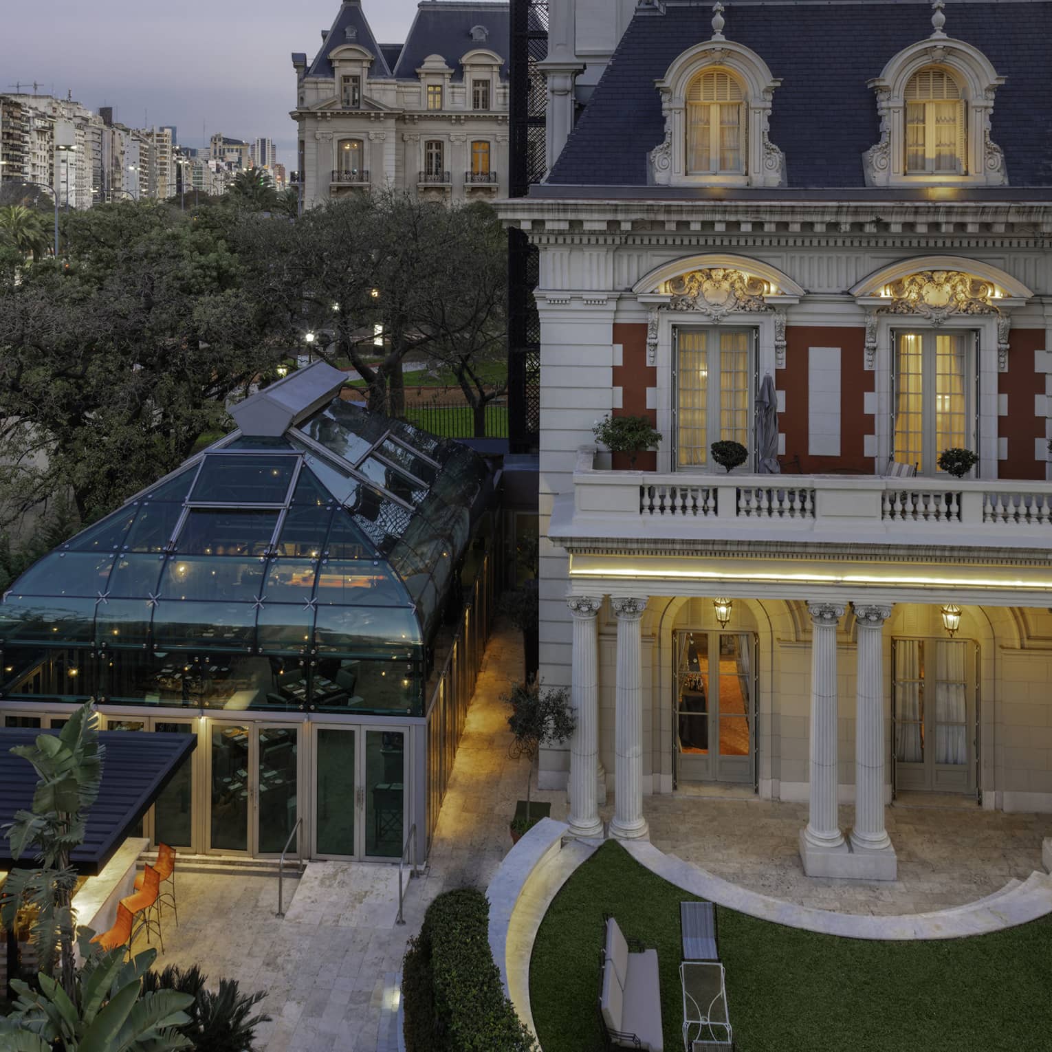 Exterior of Belle Epoque?style mansion