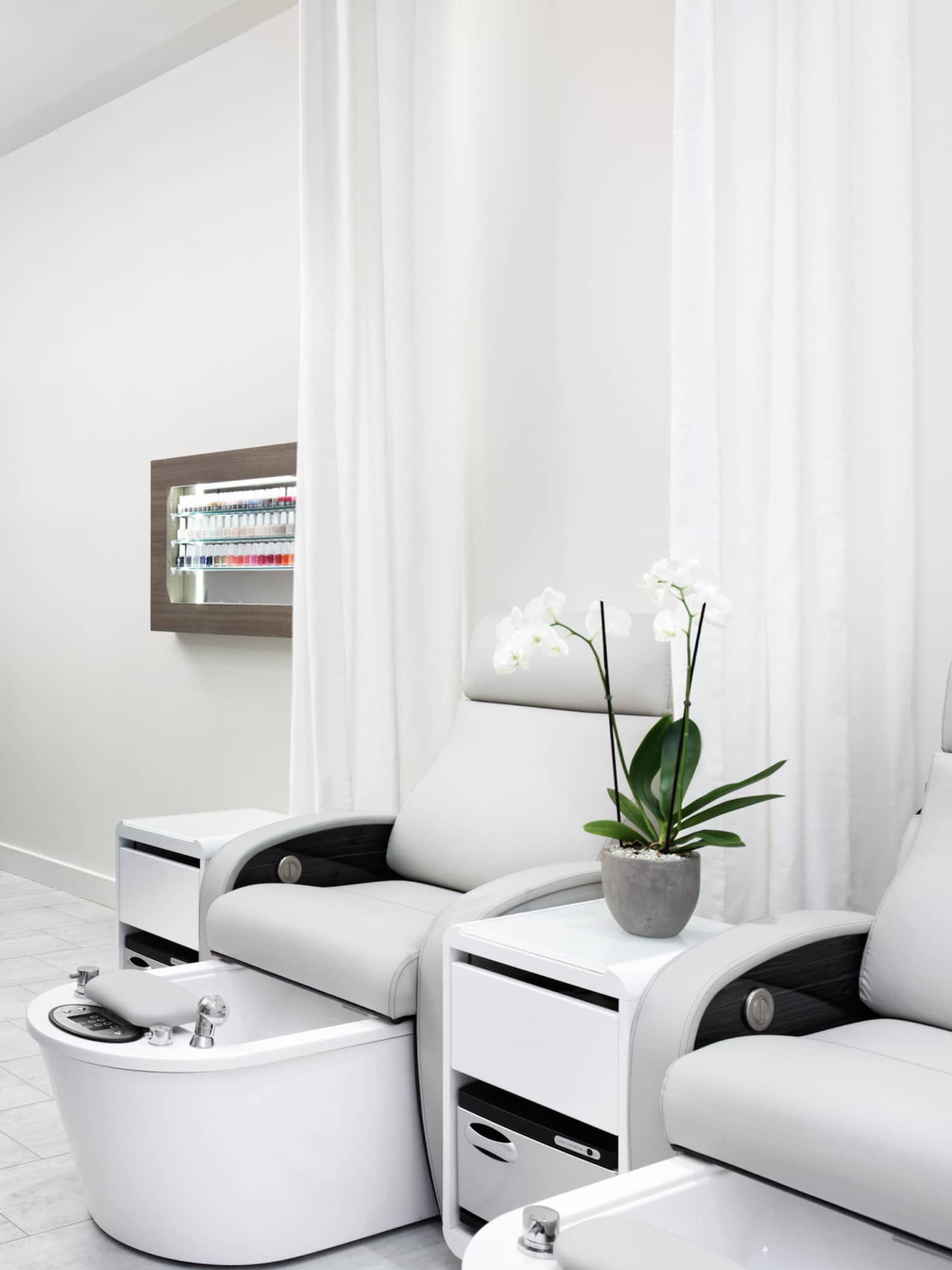 A brightly lit salon with large comfortable chairs.