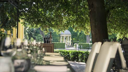 Long outdoor dining table at Al Fresco Trattoria, Pizzeria & Barbecue