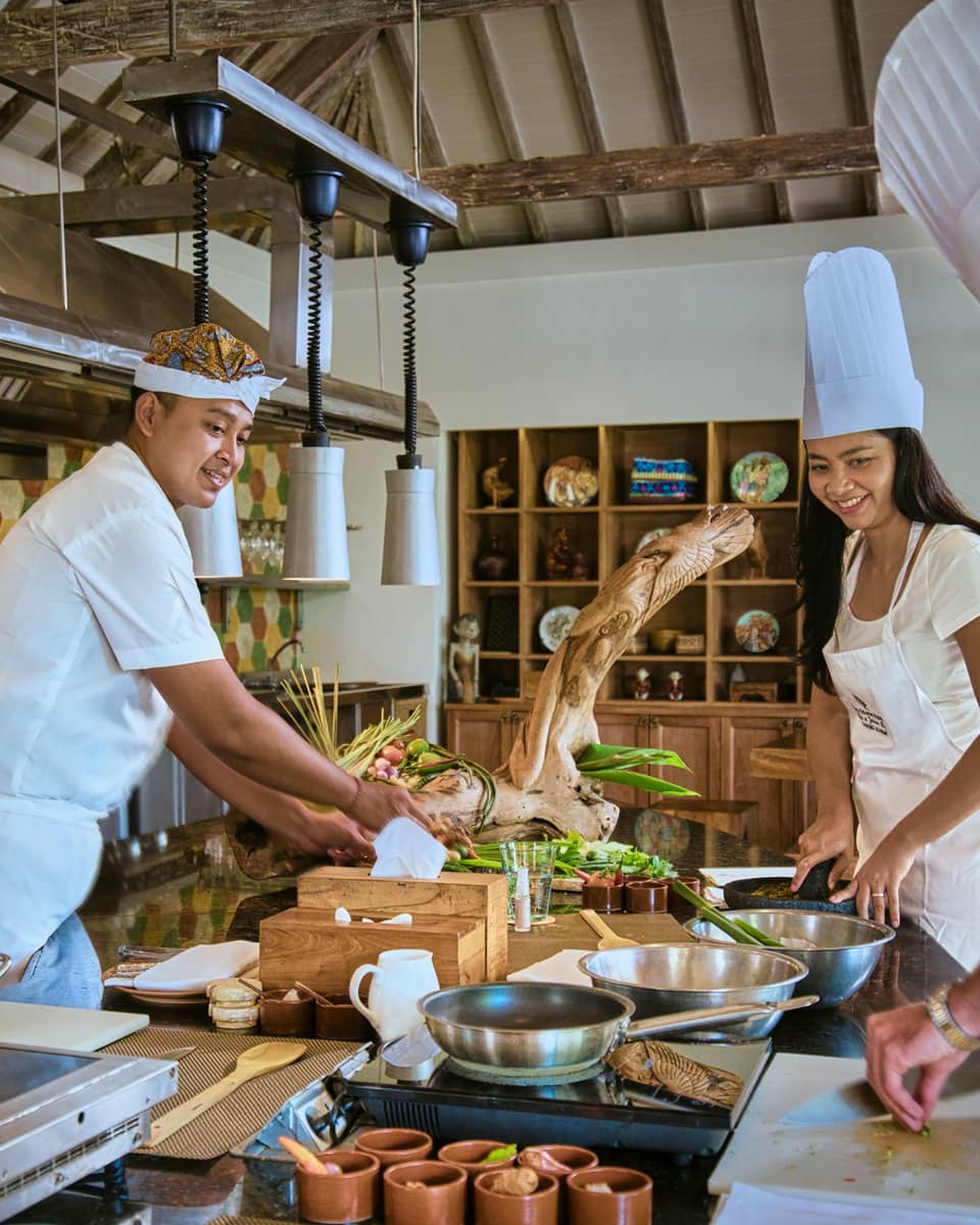 Two guests receive cooking lesson at Four Seasons hotel